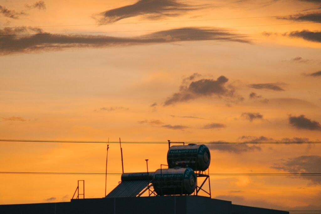 FPC vs. ETC Solar Water Heaters: Which Should You Buy? 1 pexels d ng nhan 324384 9280001
