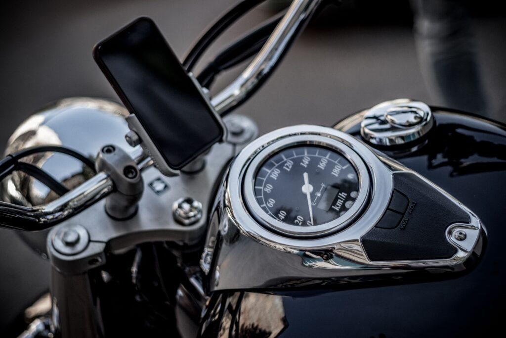 Does a phone mount damage a phone screen from bike vibration? 1 pexels vanyaoboleninov 4513011 1